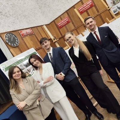 Studenci Uniwersytetu Ekonomicznego w Katowicach na tle prac