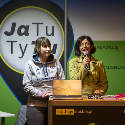 dr Majorek-Gdula i dr Dubiel przy stoisku.