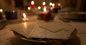 obraz przedstawiający opłatki, symbolika świat Bożego Narodzenia