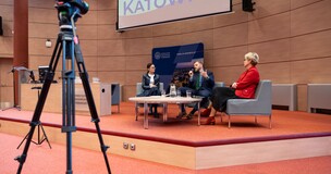 Katarzyna Daab-Borkowska, dr hab. Julia Włodarczyk, prof. UE oraz Szczepan Twardoch