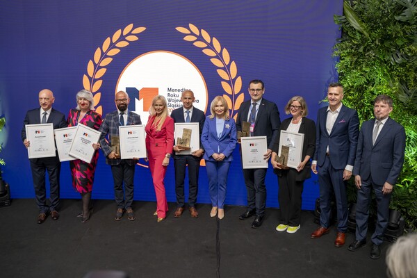 zdjęcie grupowe laureatów oraz władz UE