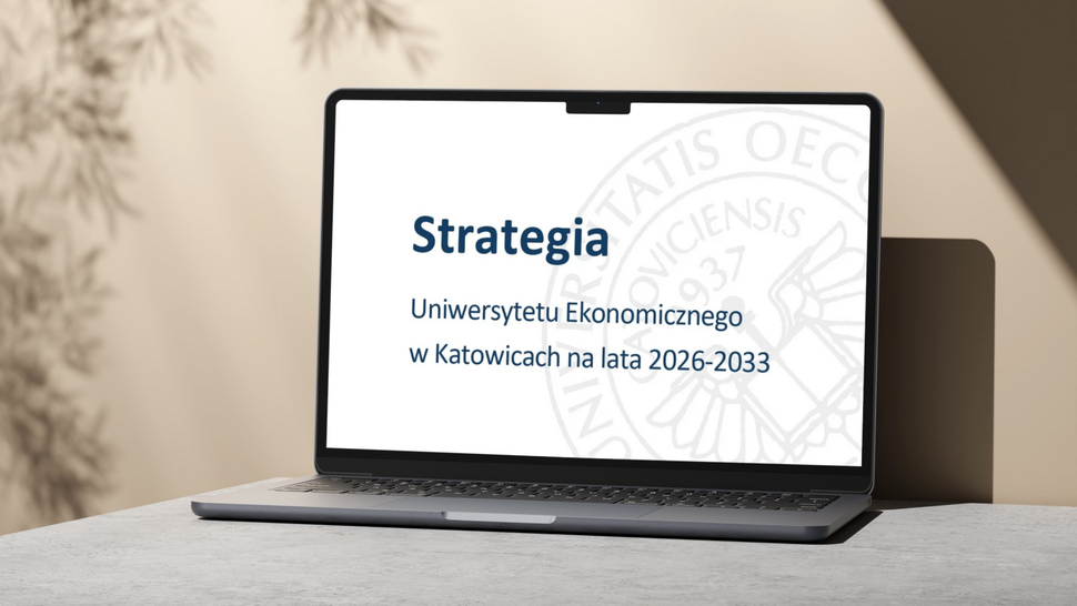 Laptop wyświetlający pierwszą stronę Strategii