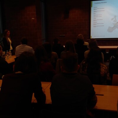 Uczestnicy projektu Akademia Kariery, siedzą przy stolikach i słuchają prelegenta