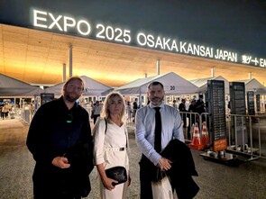 Przed wejściem na Expo2025, od lewej: P. Juszczuk, C. Olszak, J. Kozak