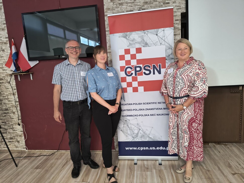 Dr Gibas, dr Majorek-Gdula oraz dr Benduch przy banerze konferencyjnym.