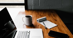 Zdjęcie komputera i notatek