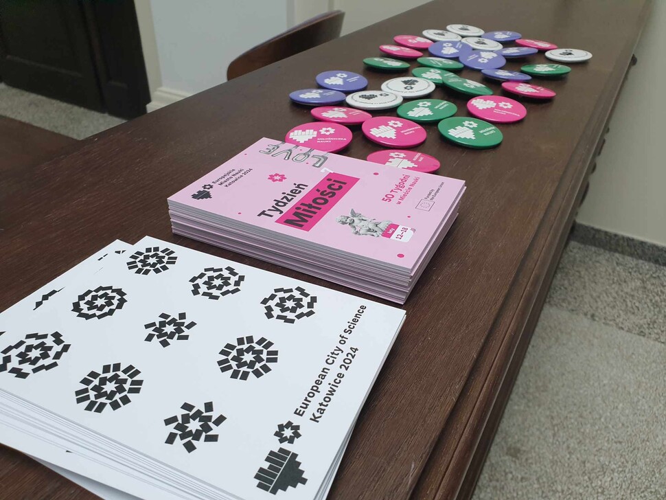 pocztówki logowane Miastem Nauki i Tygodniem Milości