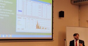 prelegent prowadzi wykład