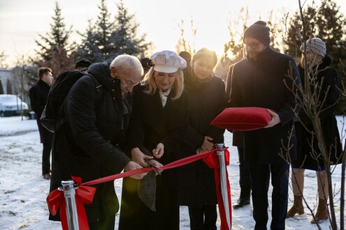 Odsłonięcie tablicy DHC w Alei Dębów