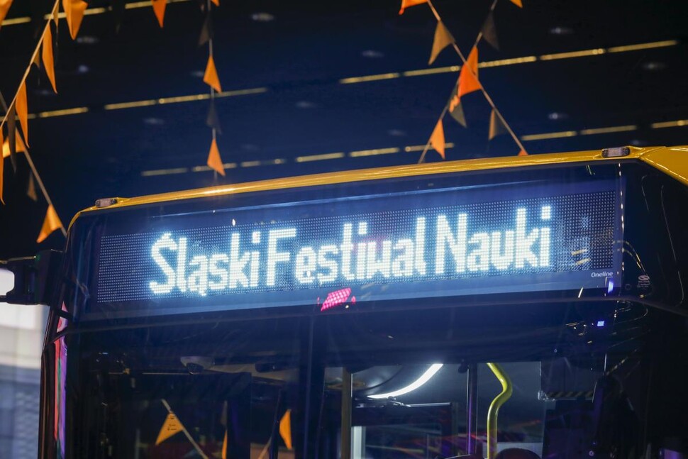 autobus wyświetlający napis: Śląski Festiwal Nauki