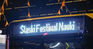 autobus wyświetlający napis: Śląski Festiwal Nauki