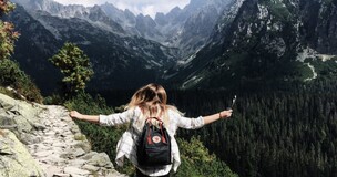dziewczyna z plecakiem spacerująca w górach