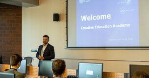 prof. Sławomir Smyczek witający studentów