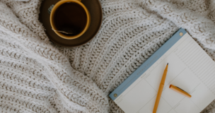 herbata oraz kalendarz na kocu