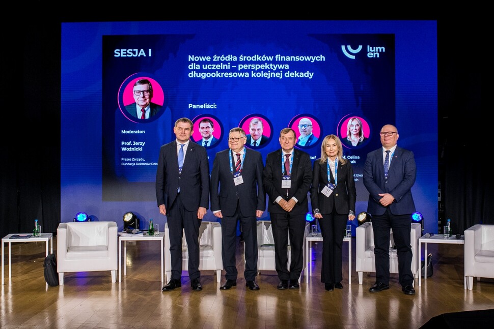 zdjęcie grupowe panelistów spotkania