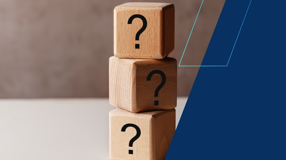 grafika ozdobna - trzy drewniane kostki, na których znajdują się pytajniki