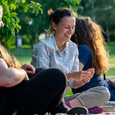 Zdjęcie studentów podczas pikniku w parku 