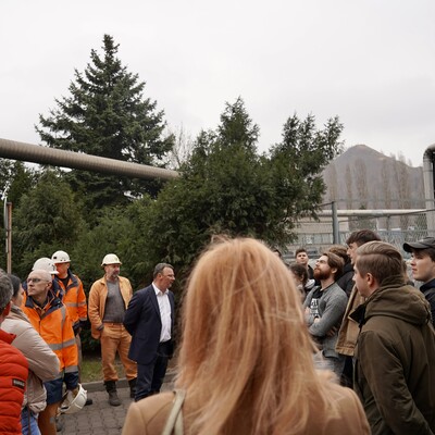 Studenci słuchający prowadzącego