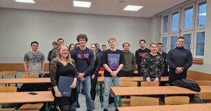 prowadząca wraz ze studentami