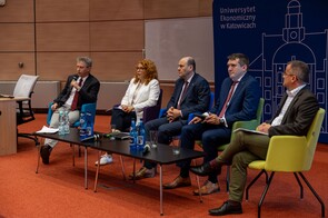 uczestnicy panelu moderowanego przez dr hab. Adama Drobniaka, prof. UE