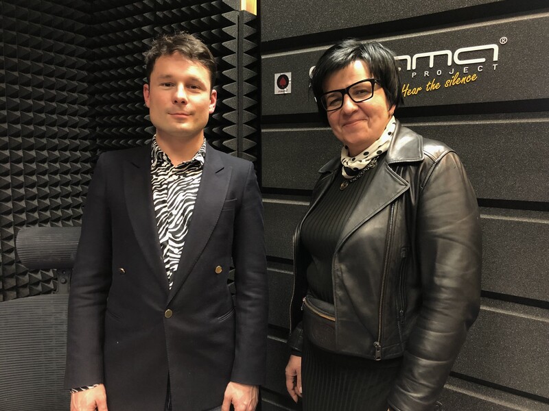 prowadzący podcast Naukowe UEspresso wraz z prof. Marią Gorczyńską