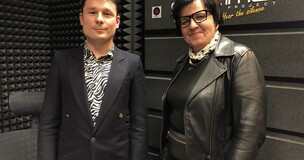 prowadzący podcast Naukowe UEspresso wraz z prof. Marią Gorczyńską
