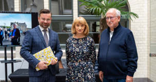 Na zdjęciu znajduje się Prorektor prof. dr hab. Sławomir Smyczek oraz goście