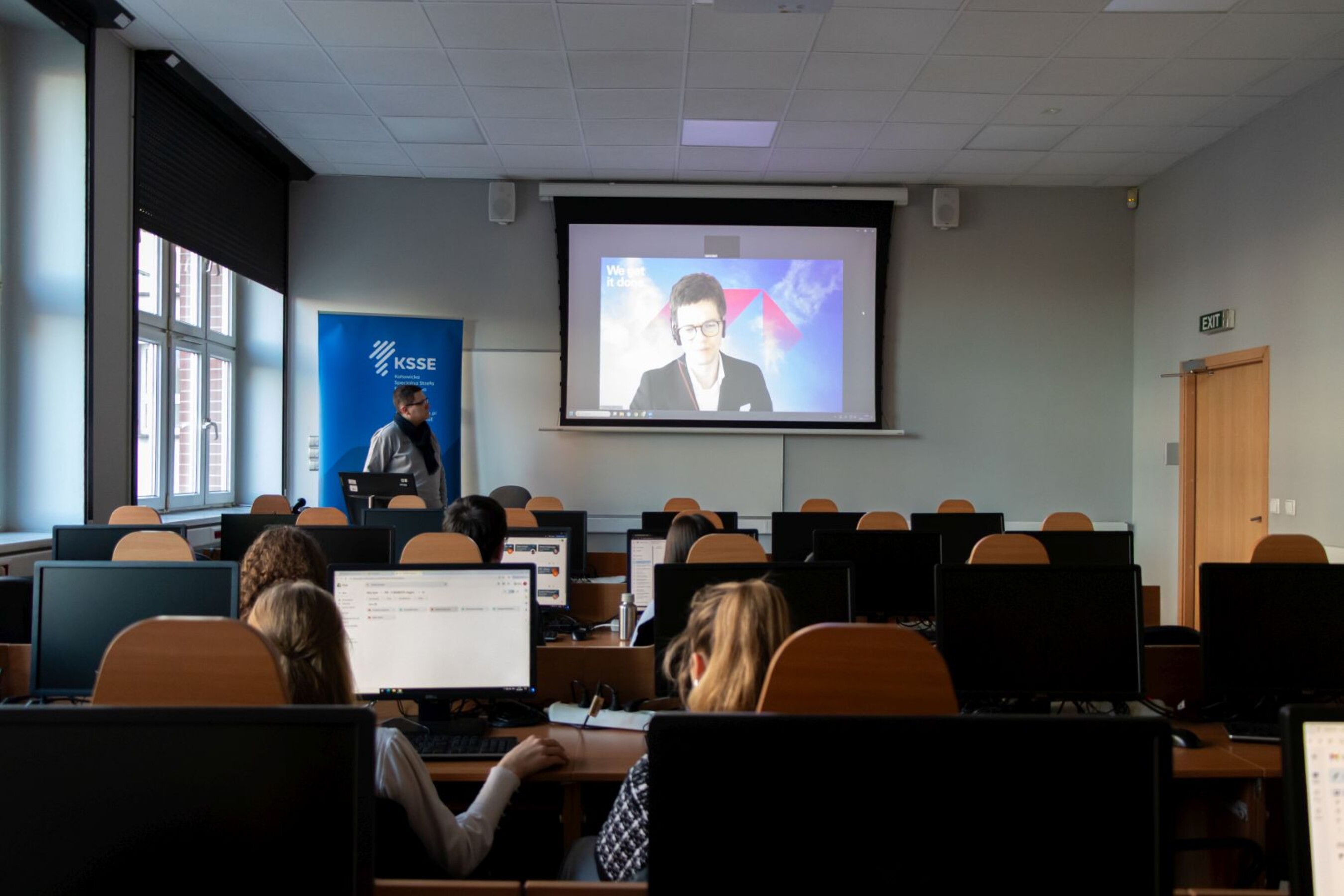 10 12 2025 vis a vis  4 