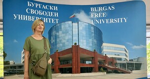 prof. Pawlas na ściance uniwersytetu 