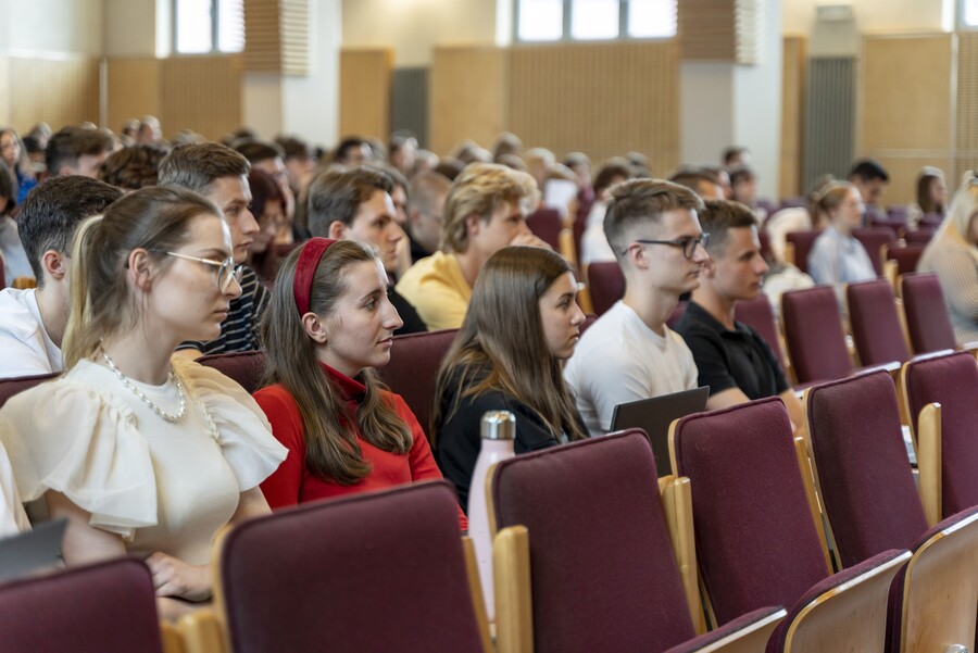 studenci słuchający wykladu 