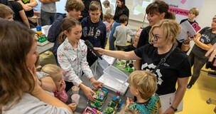 uczestnicy ze swoją budowlą