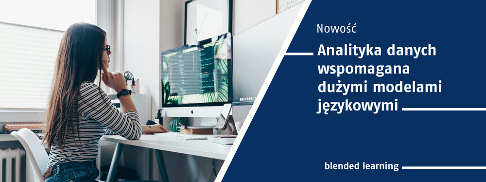 Dziewczyna w stroju codziennym siedząca przy biurku i patrząca się w ekran komputera zamyślona.. 