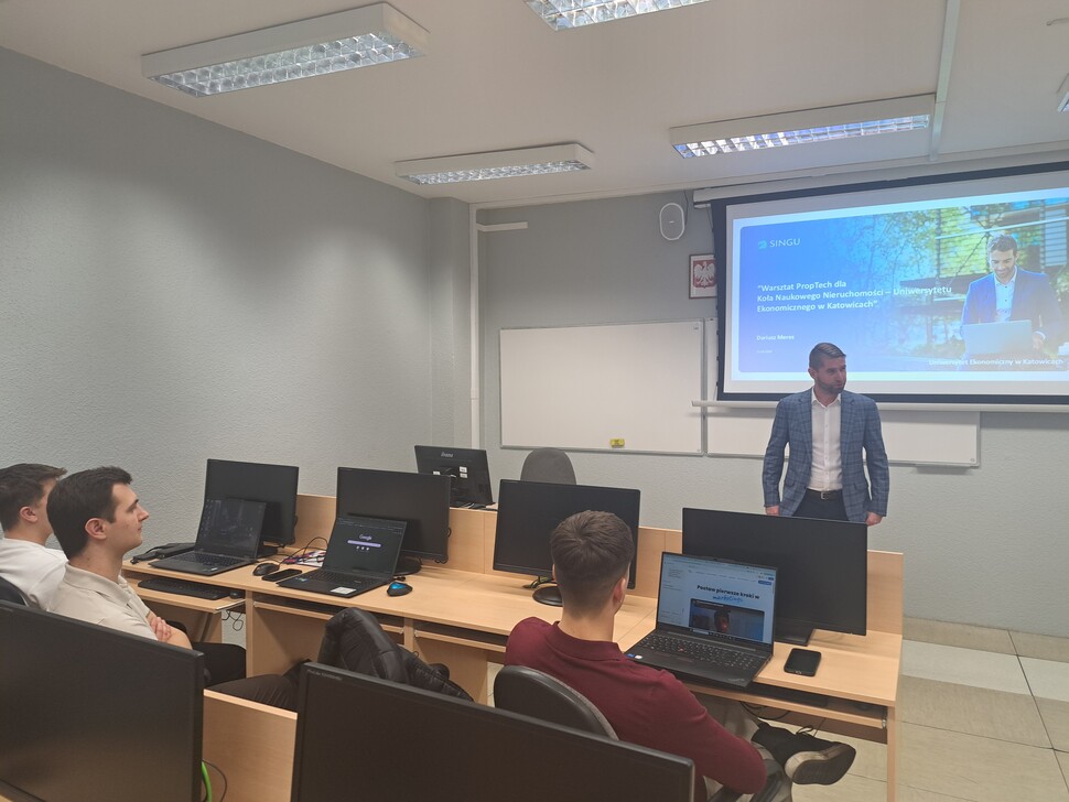 Studenci w Sali komputerowej pracujący przy aplikacji Singu