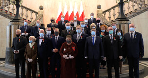 grupa odznaczonych pozująca do zdjęcia