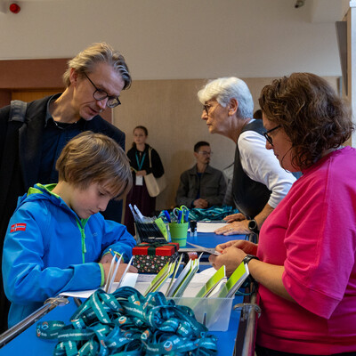 Zdjęcia przedstawiają inaugurację XXXV edycji Ekonomicznego Uniwersytetu Dziecięcego w Katowicach, w której uczestniczyło prawie 150 młodych studentów. Fotografie dokumentują uroczyste rozpoczęcie programu oraz pierwsze zajęcia ekonomiczne dla dzieci. 