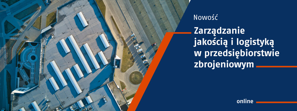 Widok z góry na plac z magazynami i duży parking z samochodami