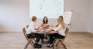 studenci pracujący nad projektem