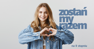 Na grafice widać młodą kobietę uśmiechającą się do kamery, ubraną w jasny top i luźną, niebieską kurtkę jeansową. Obie dłonie trzyma przed sobą, układając je w kształt serca. Tło jest jasnoszare i minimalistyczne. Po prawej stronie umieszczono duży, niebieski napis „zostańmy razem” z wyróżnieniem sylab w osobnych liniach. Pod nim, mniejszą czcionką, znajduje się dopisek „na II stopniu”. Całość ma przyjazny, zachęcający charakter, promujący kontynuację nauki na studiach drugiego stopnia.