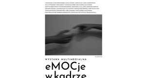 Plakat wystawy multimedialnej pod tytułem „eMOCje w kadrze”. W górnej części znajduje się lista imion i nazwisk uczestników oraz zespołu organizacyjnego. Poniżej umieszczono czarno-białą, poruszoną fotografię przedstawiającą dwie ręce wyciągnięte w swoim kierunku, jakby próbowały się dotknąć. Pod zdjęciem znajduje się napis: „Wystawa multimedialna eMOCje w kadrze”. W prawym dolnym rogu zdjęcia widnieje podpis autorki fotografii.