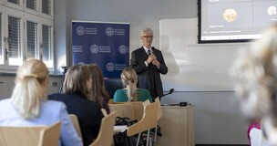 Speaker presenting in front of an audience during the 3rd International Congress on Education Quality.