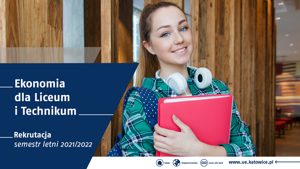 nastolatka trzymająca w rękach segregator