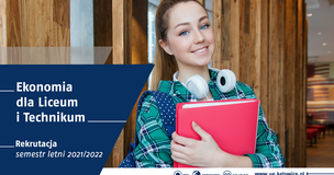 nastolatka trzymająca w rękach segregator