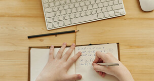 Obrazek przedstawia dziecko biorące udział w zajęciach online.