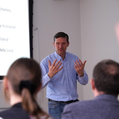 Prof. Johannes Jäger wygłaszający wykład.