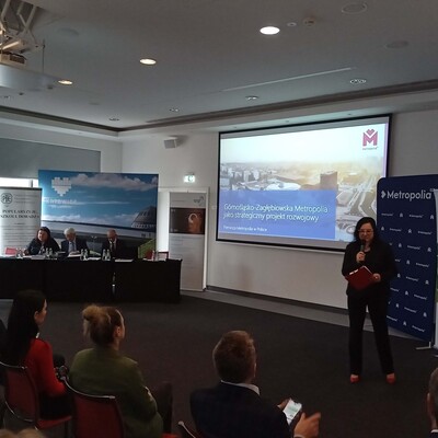 osoba prowadząca wykład z wyświetloną prezentacja multimedialną