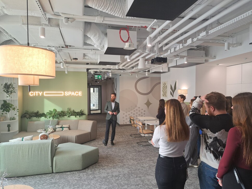 Studenci podczas spaceru po powierzchni CitySpace