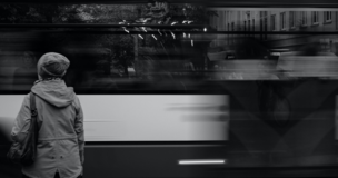 przejeżdżający szybko rozmyty autobus