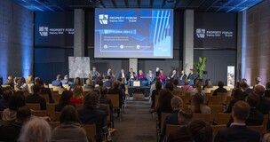 scena na której siedzą prelegenci, goście