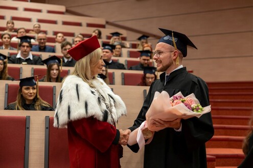 JM Rektor otrzymująca kwiaty