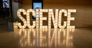 lampy układające napis "SCIENCE"